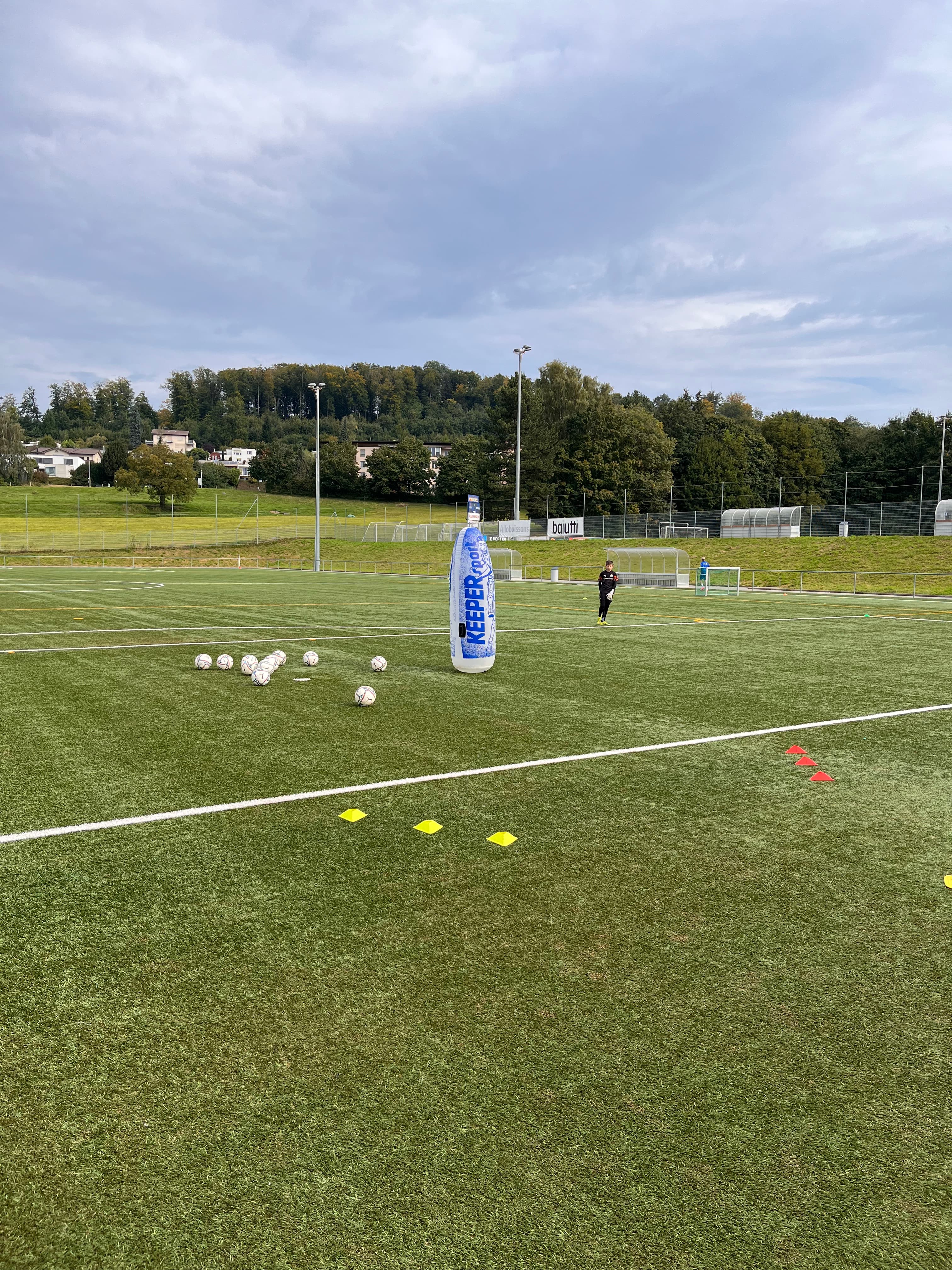 Léo Taillard coachant un gardien lors d'un entraînement